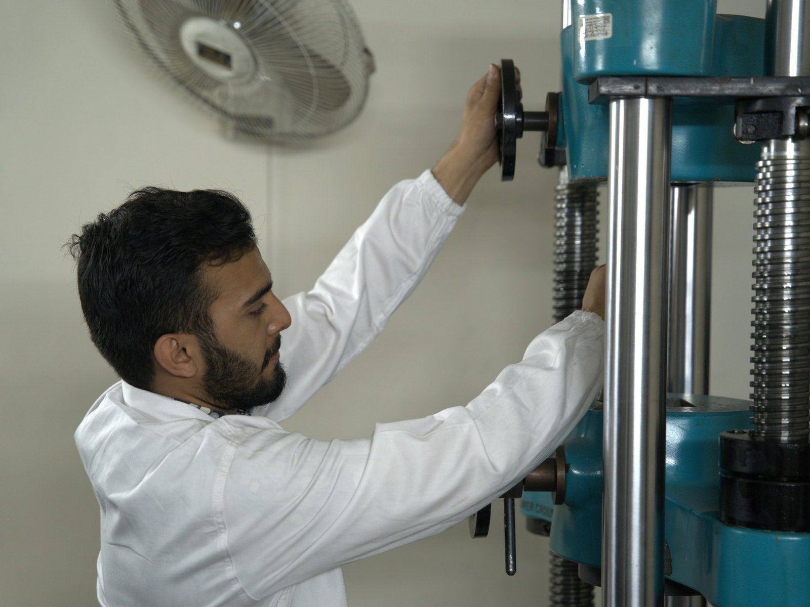 Universal testing machine verifying mechanical properties against material specification